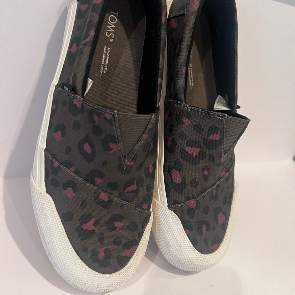TOMS Women's Black and Green - Fenix Leopard Sneakers size 8 - Picture 2 of 3